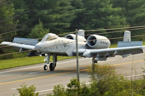 Mỹ diễn tập cho cường kích cơ 'lợn lòi' A-10 Warthog hạ cánh trên cao tốc