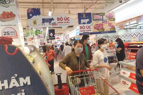 TP.HCM cho phép nhân viên các siêu thị, cửa hàng ra đường sau 18h