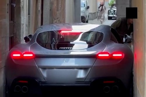 Tài xế khổ sở khi lái siêu xe đi vào con phố siêu hẹp