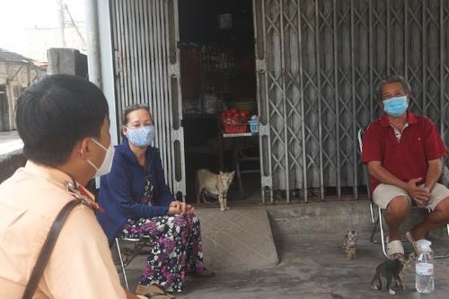 CSGT dùng xe đặc chủng đưa 2 vợ chồng lớn tuổi đi bộ trong đêm về nhà
