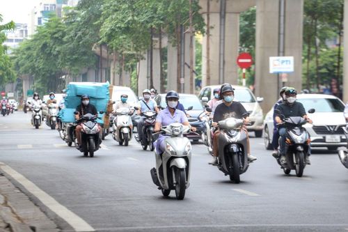 Đường phố Hà Nội vẫn đông đúc trong buổi sáng đầu tuần