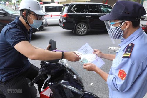 Người dân Hà Nội ra đường phải xuất trình thêm lịch làm việc