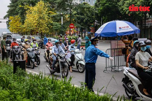 Đường phố Hà Nội đông đúc ngày đầu tuần sau lệnh siết chặt giấy đi đường