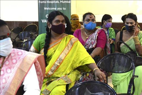 Người tiêm đủ liều vaccine tại Mumbai được phép đi tàu hỏa