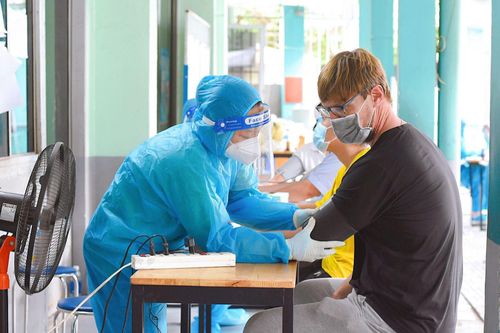 Người nước ngoài tại TP Hồ Chí Minh phấn khởi khi được tiêm vaccine phòng COVID-19
