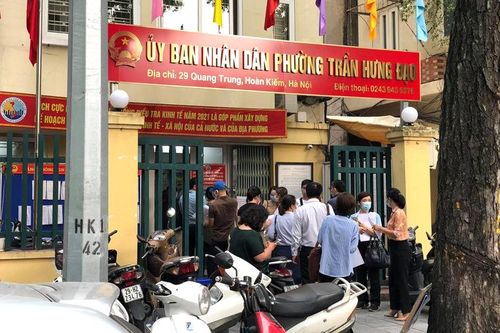 Hà Nội: UBND các phường tấp nập người tới xin xác nhận giấy đi đường