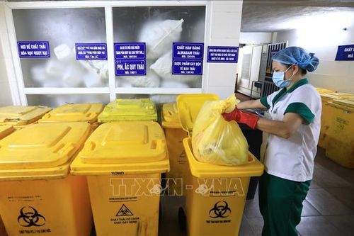 Giám sát thu gom chất thải ở khu cách ly, bệnh viện dã chiến