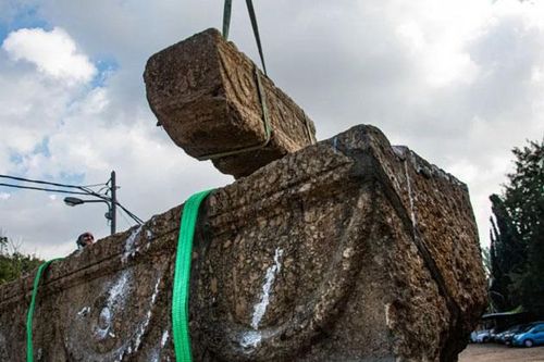 Cặp quan tài bị lãng quên suốt 25 năm trong công viên, đội khảo cổ bất ngờ phát hiện: Bên trên có một 'con mắt'!