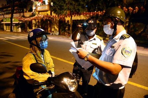 TP Hồ Chí Minh: Nhân viên siêu thị, cửa hàng tiện lợi được ra đường sau 18h