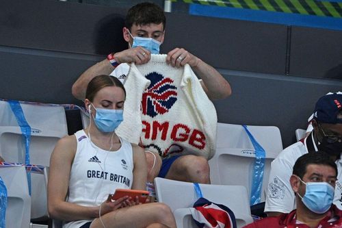 Hot boy đan len tiếp tục khoe áo cardigan tự làm tại Olympic Tokyo