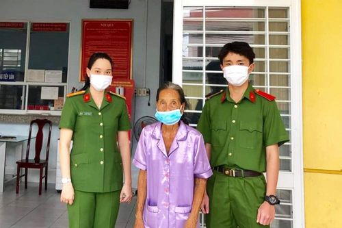 Công an TP. Long Xuyên đưa bà cụ đi lạc về nhà