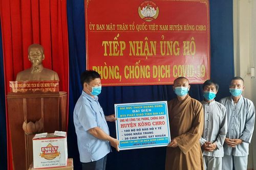Ban Trị sự Phật giáo tỉnh Gia Lai tặng vật dụng y tế ủng hộ công tác phòng-chống dịch