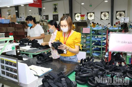 Thu thuế xuất nhập khẩu vượt khó, đảm bảo tăng trưởng