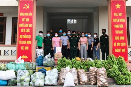 Tặng thực phẩm cho khu cách ly tập trung Trung đoàn 855