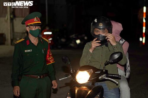 Chiến sĩ tuyến đầu chống dịch cả tháng ăn mì tôm, bám chốt xa nhà