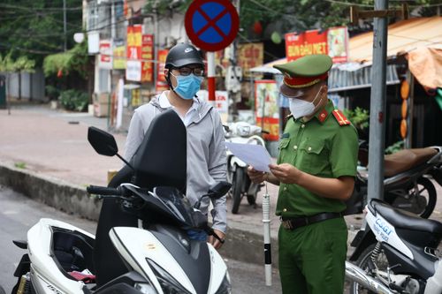 Người Hà Nội ra khỏi nhà cần mẫu giấy đi đường và giấy tờ gì?
