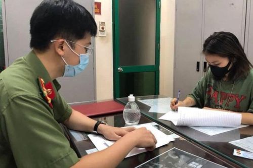 Phạt 12,5 triệu đồng trường hợp khoe 'cầm thẻ của bố đi chơi phố'
