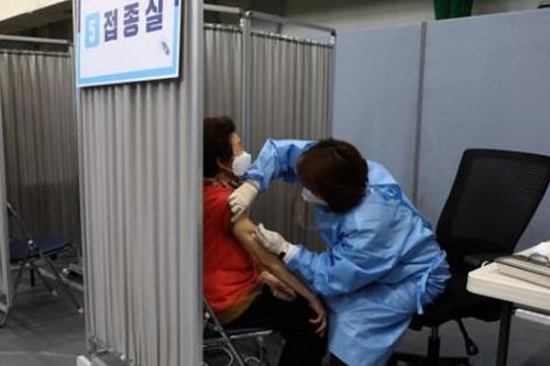 Hàn Quốc mở kho dự trữ vaccine COVID-19 để tiêm phòng cho tất cả người trên 18 tuổi