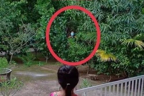 Hình ảnh xúc động: Chiến sĩ công an đi chống dịch, tạt qua nhà chỉ dám đứng từ xa nhìn con