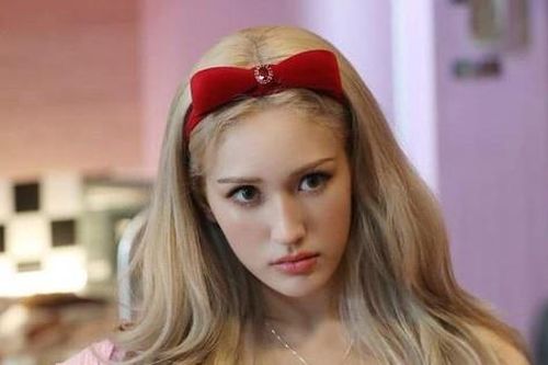 Chỉ vì một ký ức buồn thời đi học mà đến giờ Jeon Somi mới dám nhuộm tóc vàng