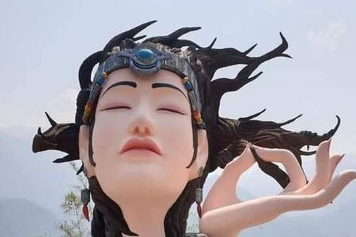 Sau Nữ thần tự do, Nữ hoàng băng giá Elsa, lại xuất hiện thêm 'Nữ thần nhắm mắt' ở Sa Pa
