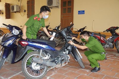 Hai học sinh THPT câu kết với thanh niên lêu lổng đi cướp lấy tiền ăn tiêu