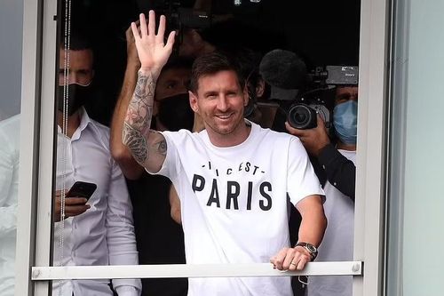Messi tươi rói vẫy chào cổ động viên PSG