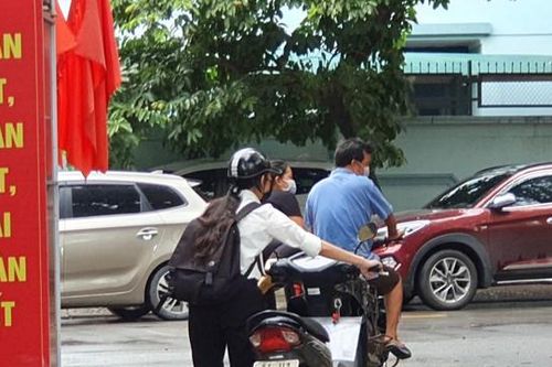 Người dân lúng túng khi Hà Nội liên tục thay đổi quy định về giấy đi đường