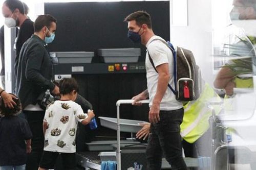 Messi lên đường sang Pháp, 'cập bến' PSG