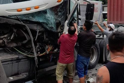 Hải Dương: Lái xe mắc kẹt, xe container toác đầu sau khi đâm vào đuôi xe tải