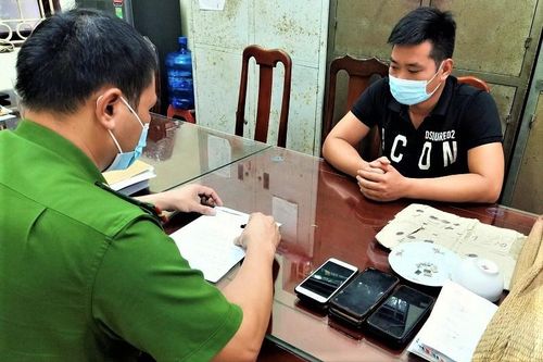 Khởi tố 10 bị can chơi xóc đĩa đợt dịch Covid-19