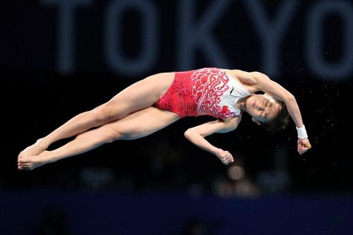 Quê nhà vô địch Olympic 14 tuổi náo loạn vì fan đổ xô tới chụp ảnh