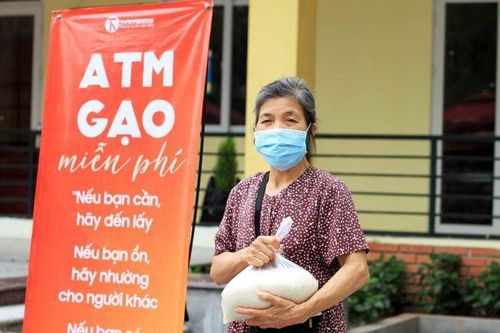 Tặng gạo cho người dân khó khăn trong mùa dịch