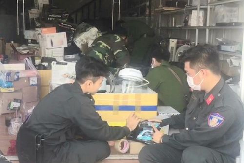 Khởi tố bị can gửi hàng lậu trong nhà thượng tá biên phòng