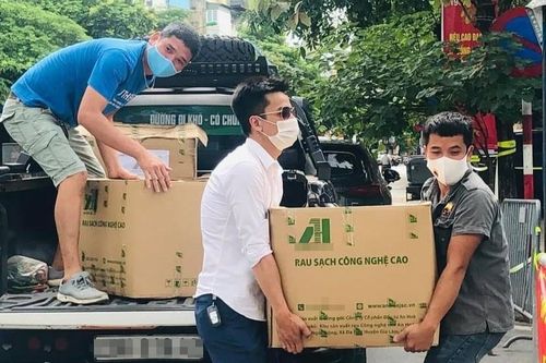 Ông chủ, giám đốc thành tài xế, bốc dỡ đồ cứu trợ Hà Nội ngày dịch