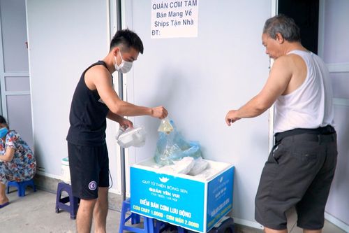 Đưa cơm từ thiện tới tận phòng trọ cho bệnh nhân ung thư