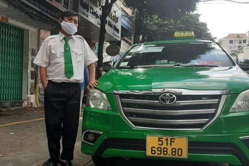Sản phụ ở TP.HCM trở dạ trên vỉa hè, sinh con an toàn trong xe taxi