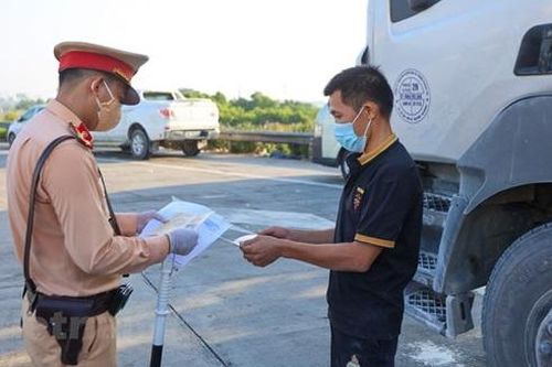 Hỗ trợ xét nghiệm lưu động cho tài xế chở hàng hóa ở Hà Nội, Hải Phòng