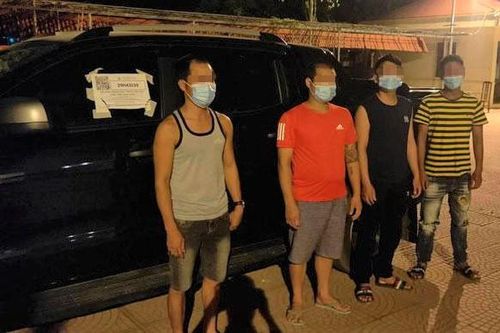 Chốt kiểm soát dịch phát hiện xe 'luồng xanh' chở 'chui' 4 người vào Hà Nội