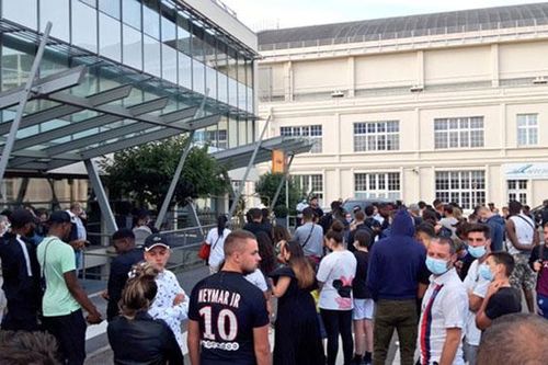 Fan PSG mừng hụt vì Messi vẫn đang ung dung ở Barcelona