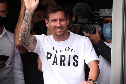 Messi đã có mặt ở Paris để ký hợp đồng với PSG