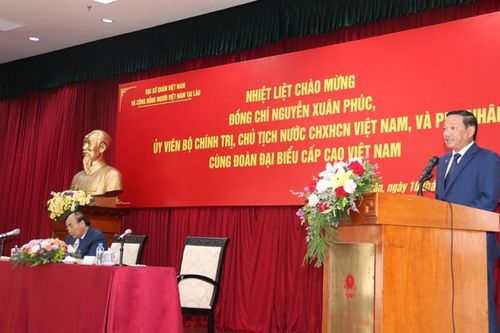 Chủ tịch nước Nguyễn Xuân Phúc gặp gỡ cộng đồng Việt Nam tại Lào