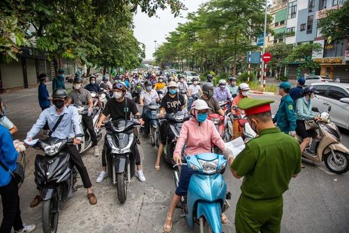 Hà Nội bỏ quy định ra đường phải có lịch trực, lịch làm việc