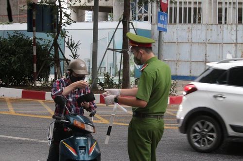 Giao thông thuận lợi, người dân Thủ đô chấp hành việc kiểm tra theo quy định