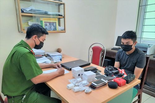 Thiếu tiền ăn tiêu trong lúc chờ việc làm, nam thanh niên đột nhập cửa hàng lấy đi hàng chục điện thoại