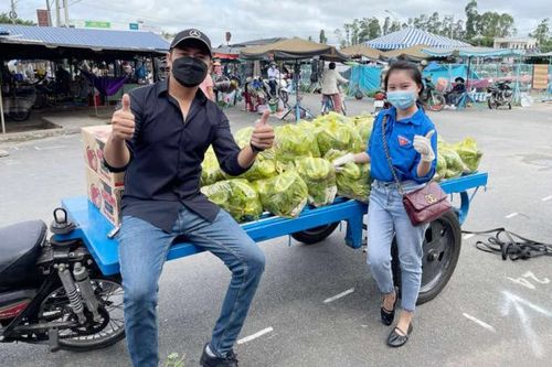 Diễn viên Minh Luân giải cứu ba tấn ngô giúp người dân Đồng Tháp