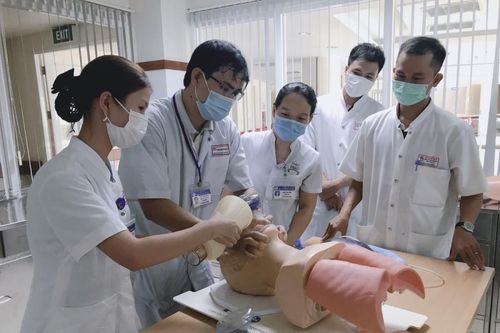 Bệnh viện Trung ương Huế cử thêm 300 cán bộ vào TP. HCM chống dịch Covid-19