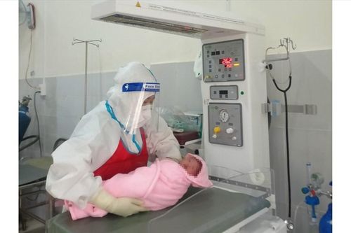 Phẫu thuật lấy thai thành công cho một sản phụ F1 trong khu cách ly tập trung