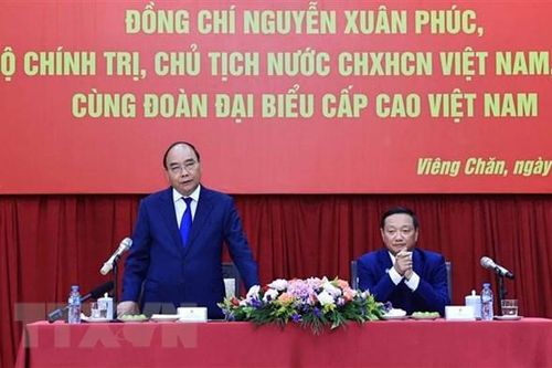 Chủ tịch nước gặp gỡ đại diện cộng đồng và doanh nghiệp Việt Nam tại Lào