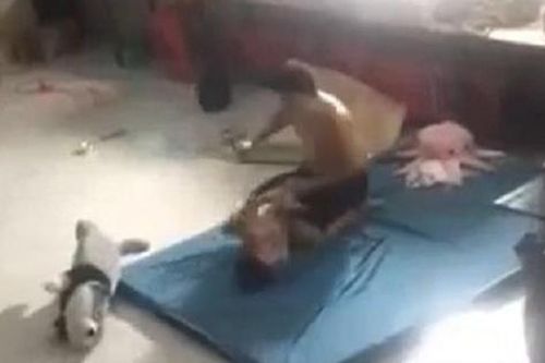 Nguyên nhân bé trai bị 'bố dượng hờ' đánh đập dã man